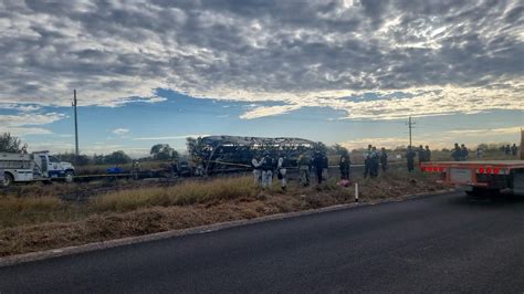 Choque Entre Camión De Pasajeros Y Tráiler Deja 22 Muertos Y 18 Heridos