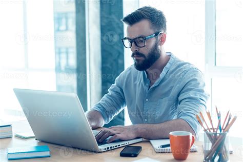 Concentrado No Trabalho Homem De Barba Jovem Concentrado Trabalhando