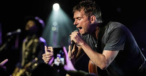 Damon Albarn Blur Gorillaz Colabora Em Vers O Ska De Panic Dos