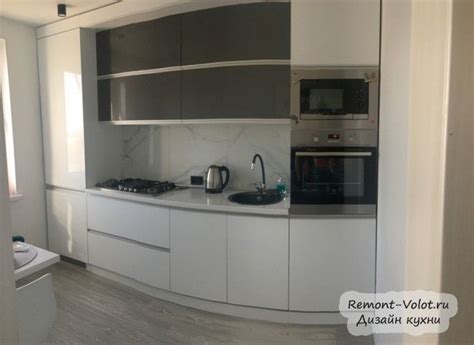 Маленькая белая кухня 6 кв м с холодильником и обеденным столом для ...