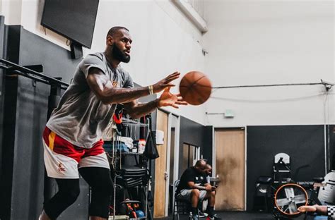 Lebron James 在 Ig 分享的相片曝光了他的新球鞋，很多球迷覺得很像 Kobe 系列的鞋 籃球場 籃球地帶 Fanpiece