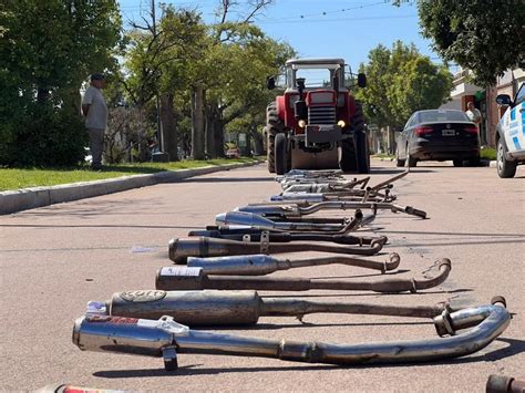 Con un tractor y una aplanadora, un intendente destruyó los caños de