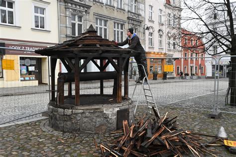 Studnia Zbudowana Na Rynku W Latach 50 Jest Remontowana Miastobytom Pl