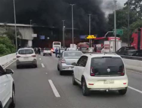 Bolsonaristas Queimam Objetos E Interrompem Temporariamente Circula O