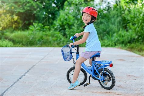 Niña Niño Feliz En Bicicleta En El Parque De La Aldea Por La Noche Con