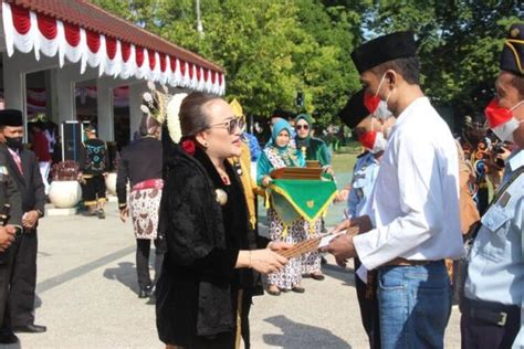 Gelar Upacara Peringatan HUT Ke 77 RI Pemkab Bojonegoro Kenakan