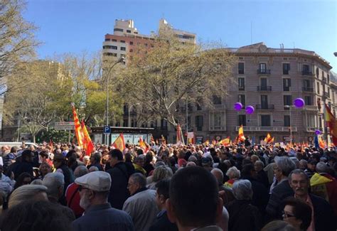 Cidadãos protestam em Barcelona contra referendo sobre independência