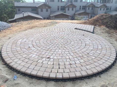 Building a circle shaped concrete paver patio. By Carefree Landscapes ...