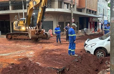 Motorista Cai Carro Em Buraco De Obra No Centro De Ribeir O Preto