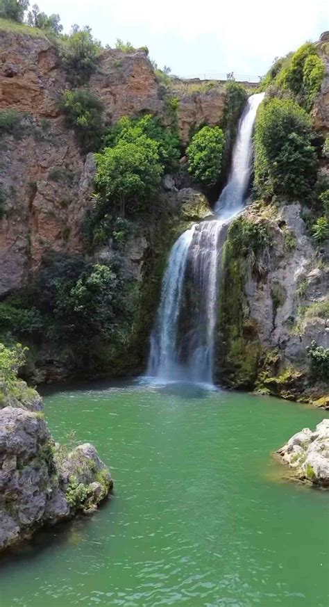 Salto De Chella Una Piscina Natural Con Cascada En Valencia