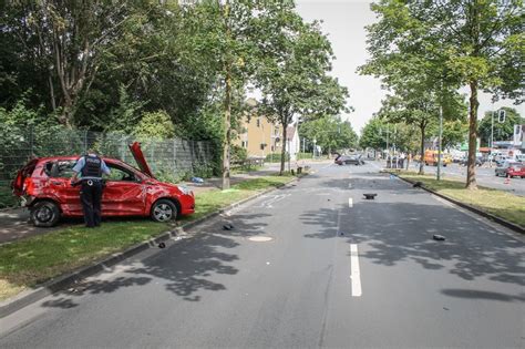 Pol Bo Drei Verletzte Hoher Sachschaden Zwei Autos Sto En Zusammen