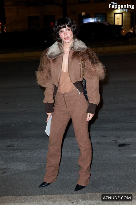 Emily Ratajkowski Sexy Flashes Her Hot Tits While Attending To Marc Jacobs Fashion Show In New