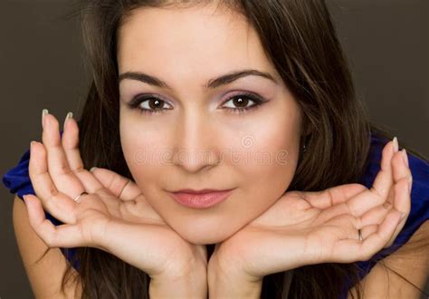 Verticale De Beau Jeune Brunette Photo Stock Image Du Fascinant Oeil 25648794