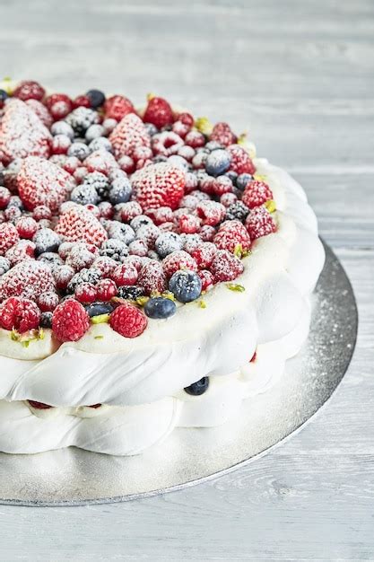 Pasteles De Corona De Pavlova De Merengue Con Crema Batida Y Bayas