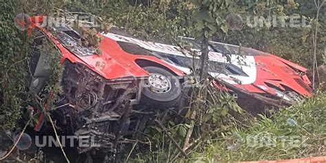 18 muertos y 20 heridos tras embarrancamiento de bus en la vía