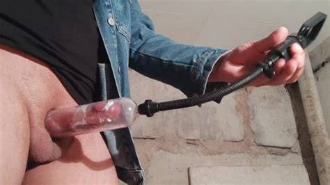 Играюсь с вакуумной помпой в заброшенном здании Pornhub Gay