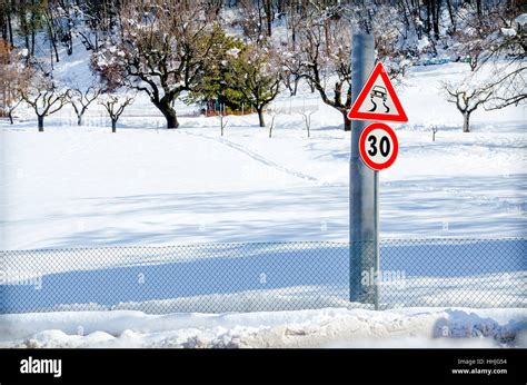 Cartello Stradale Di Pericolo Immagini E Fotografie Stock Ad Alta