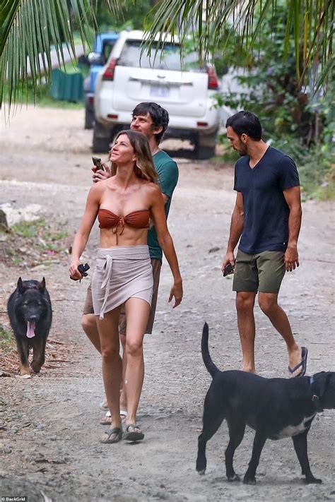 Smiling Supermodel Gisele Bundchen Enjoys A Stroll In Costa Rica With