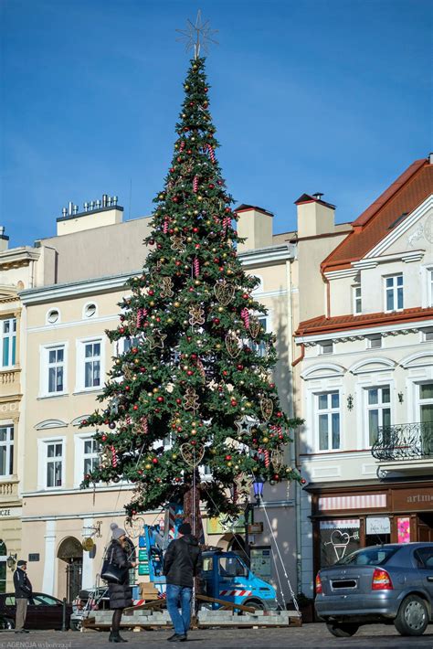 Bożonarodzeniowa choinka stanęła na rzeszowskim Rynku Na ulicach