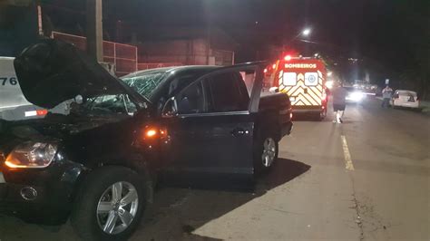 Amarok colide contra caminhão estacionado na Rua Manaus no Country