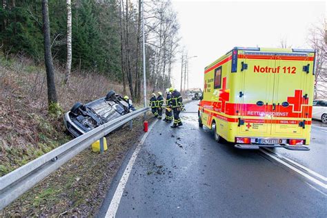 Suhl Zella Mehlis Auto Berschl Gt Sich Und Landet Auf Dach