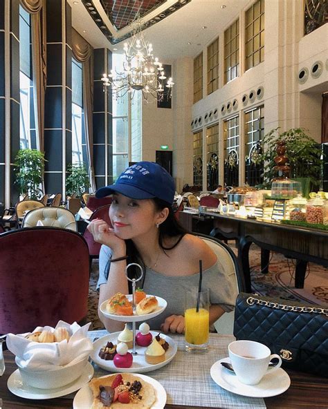 Diện bikini vào siêu thị mua đồ cô gái tưởng được hâm mộ ai ngờ bị dân