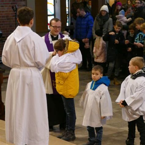 Nałożenie komży kandydatom do służby liturgicznej Parafia pod