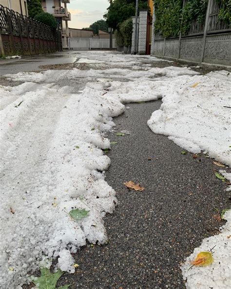 Maltempo Violento Nubifragio A Milano Strade Allagate E Alberi Caduti