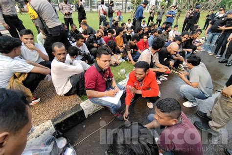 Foto Polisi Tangkap Orang Pendemo Rusuh Di Gedung Dpr