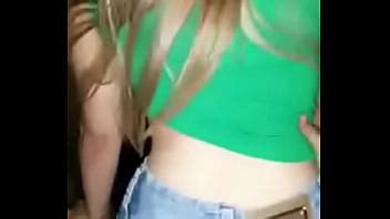 Chica Caliente En Pantalones Cortos De Jean Balance Ndose Y Montando Xvideos