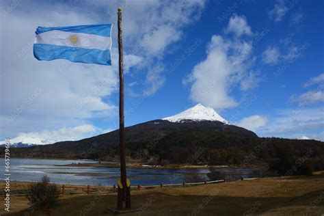 Paisaje De Cordillera Nevada Con Lago Cielo Celeste Con Nubes