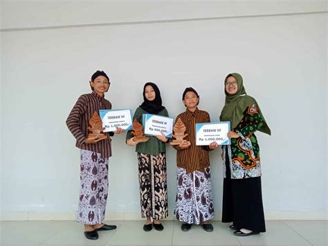 Siswa Mtsn Kulon Progo Terima Penghargaan Lomba Bahasa