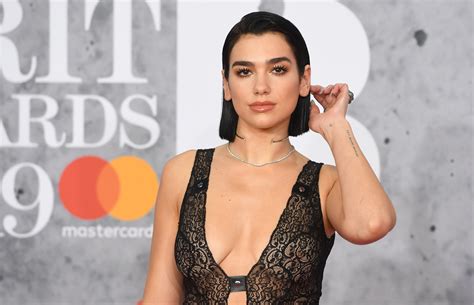 Dua Lipa Se Skinula Usred Zime Albanska Peva Ica U Bikiniju Prkosi