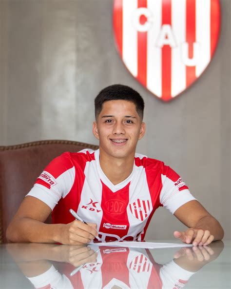 Lionel Verde firmó su primer contrato profesional con Unión Santa Fe