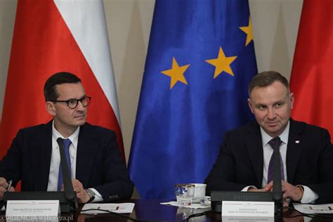 Kt Rym Politykom Ufaj Polacy Duda I Morawiecki Na Czele Z E Wie Ci