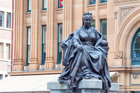 Statue Of Queen Victoria Stock Photo Image Of Monarch 68543062