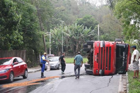 Caminh O Tomba Na Via Perimetral E Carga De Gesso Fica Espalhada Na Pista