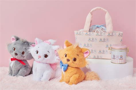 猫の日に合わせて「おしゃれキャット」マリー、ベルリオーズ、トゥルーズのグッズ登場。首をかしげたぬいぐるみは3匹揃えたい！ - トラベル Watch