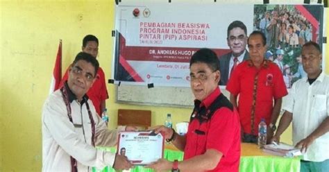 Andreas Hugo Pareira Salurkan Beasiswa PIP Bagi Puluhan Sekolah Di Lembata