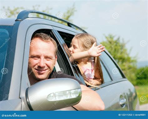 Familie Mit Kindern In Einem Auto Stockbild Bild Von Waving Reisen