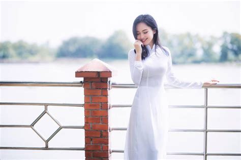 Hot girl thổ dân khiến mày râu bần thần khi diện áo dài trắng