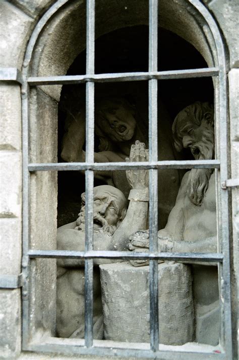 Фото распятия Христа на Карловом мосту в Праге