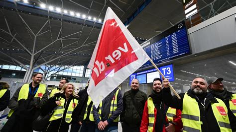 Warnstreik Tag An Flugh Fen Ausf Lle Nun Auch In Stuttgart