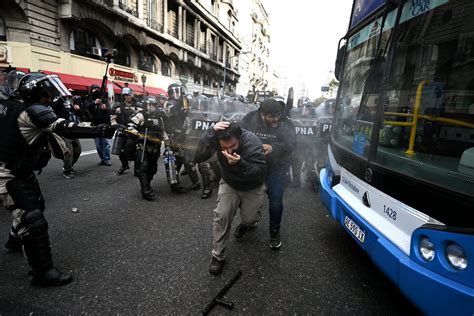 Crimen Y Razón Represión A Jubilados Y Manifestantes En El Congreso