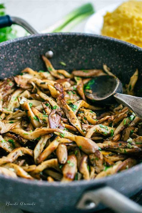 Ciuperci Pleurotus La Tigaie Cu Usturoi I Ceap Verde Bucate Aromate