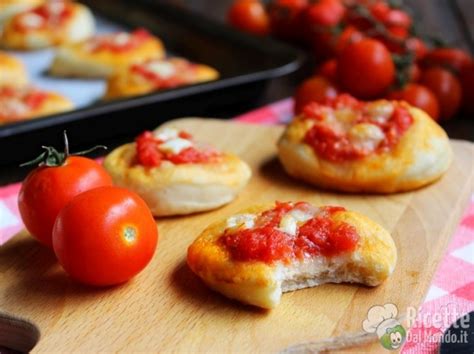 Pizzette Al Pomodoro Da Buffet Ricettedalmondo It