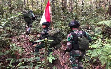 Demi Jaga Kedaulatan NKRI Para Prajurit TNI AD Ini Rela Susuri Sungai