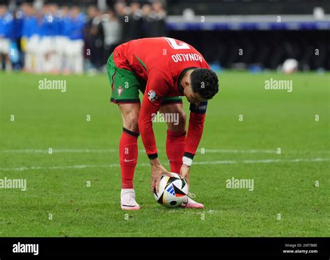 Il Portoghese Cristiano Ronaldo Mette Il Pallone Per Il Suo Rigore Ai