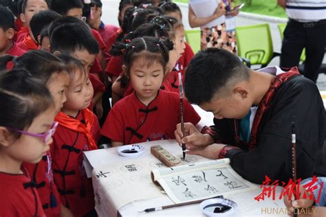 青雅丽发学校举行第二届“墨雅杯”书法活动 湖南日报小记者 新湖南