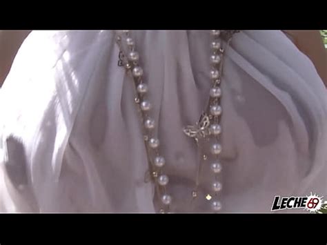 Petando el culo a Damaris y se mete el puño por el ano XVIDEOS